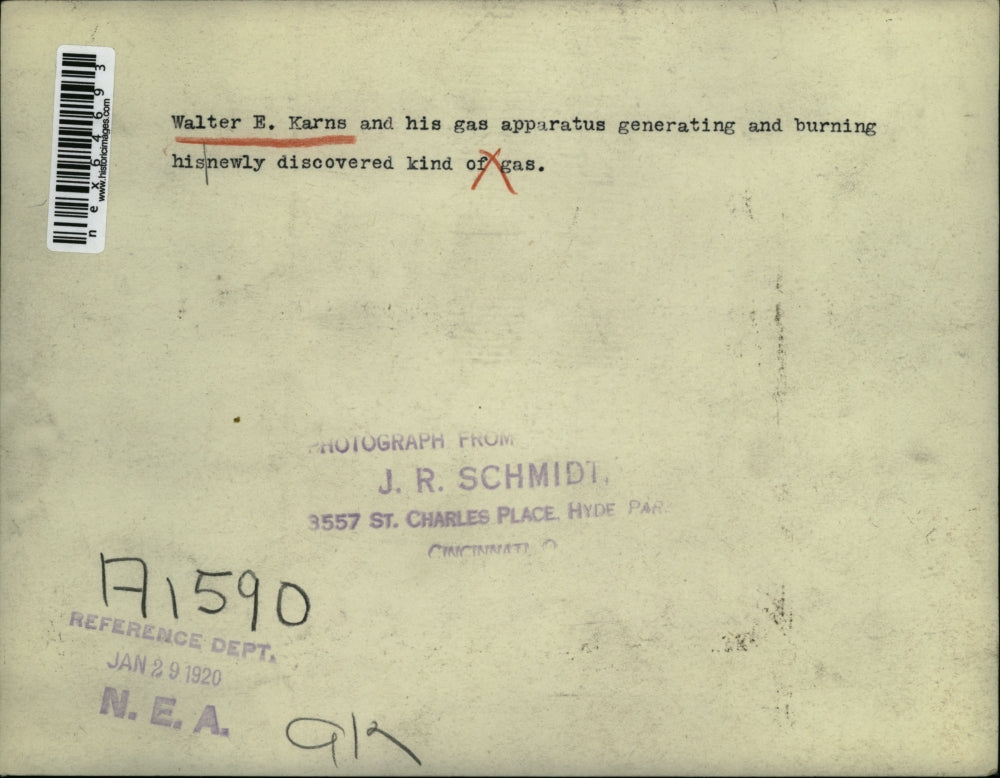 1920 Press Photo Walter E Karns & his gas apparatus burning gas