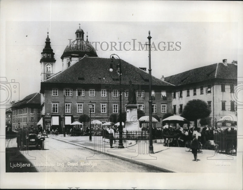 Load image into Gallery viewer, 1934 Press Photo Ljubljano Jugoslavia typical street scene
