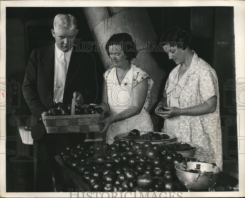 Load image into Gallery viewer, 1932 Press Photo Garfield Heights mayo ML O'Donnell, Mrs Harris,Mrs Moore
