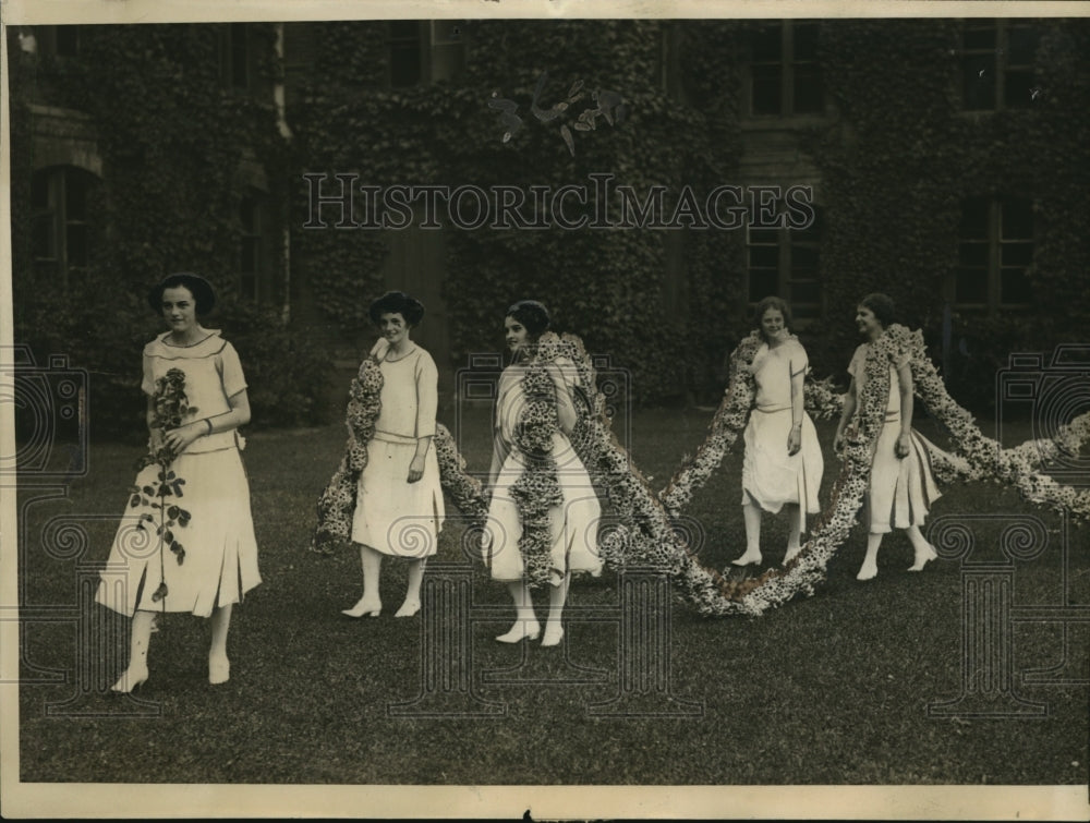 1922 Press Photo The Vassar Daisy Chain features of June Week