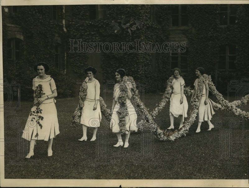 Load image into Gallery viewer, 1922 Press Photo The Vassar Daisy Chain features of June Week
