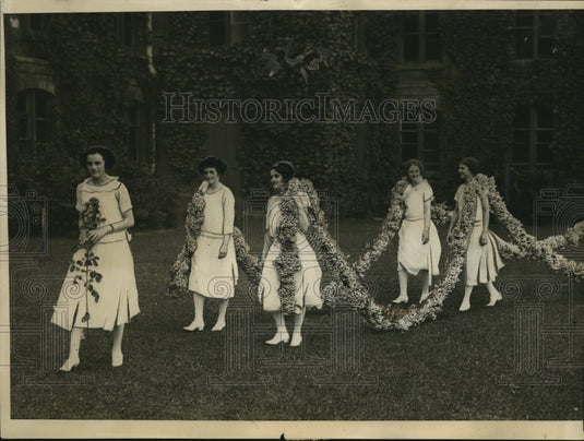 1922 Press Photo The Vassar Daisy Chain features of June Week