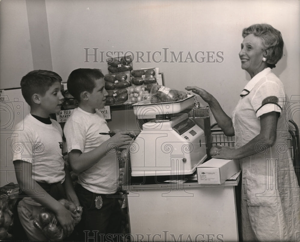 1955 Press Photo Charles Stack, Dean Sheridan, Mrs Lillian Polster & produce