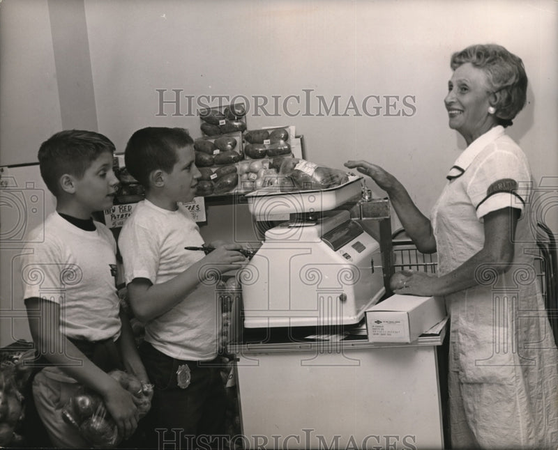 Load image into Gallery viewer, 1955 Press Photo Charles Stack, Dean Sheridan, Mrs Lillian Polster &amp; produce
