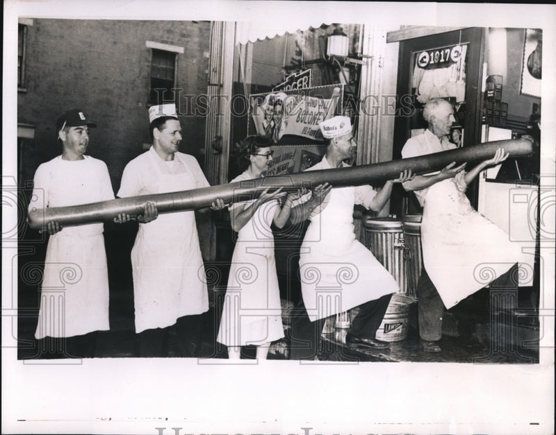 Load image into Gallery viewer, 1953 Press Photo Chefs with 12 foot of Bologna sausage in Cinncinati Ohio

