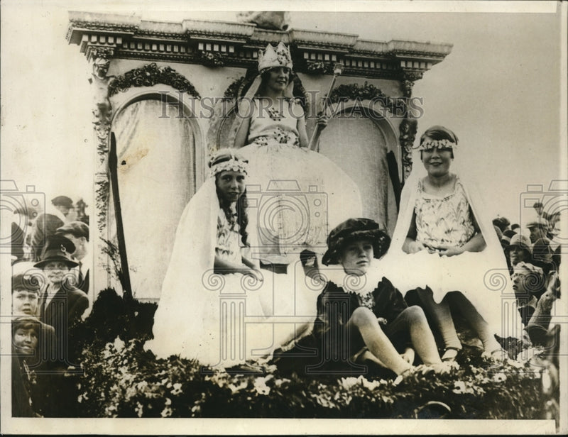 Load image into Gallery viewer, 1928 Press Photo Exmouth England Floral carnival Enid Franks queen, &amp; her court
