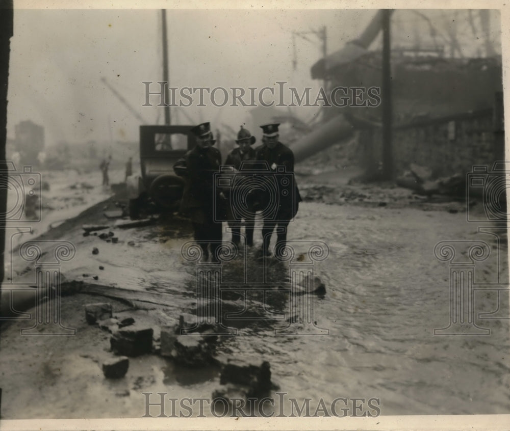 1927 Press Photo Pittsburgh Pa explosion & firemen at rescue work