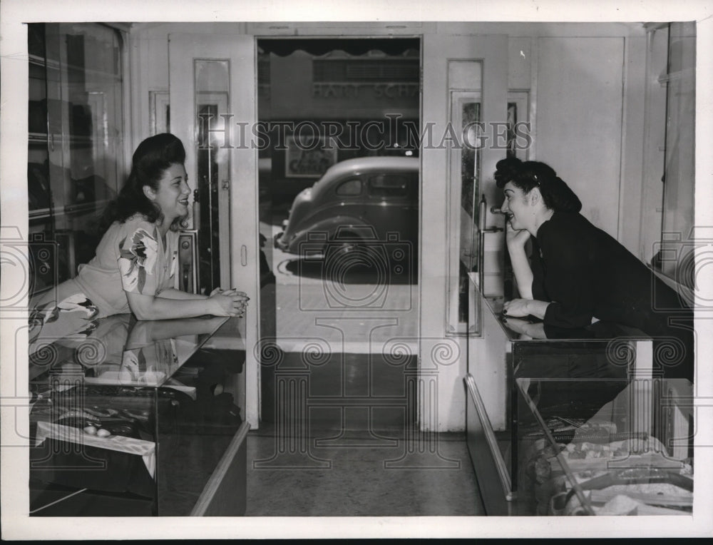 1943 Press Photo LA Calif salesgirls Clarice Leichtman, Belle Behr slow busines