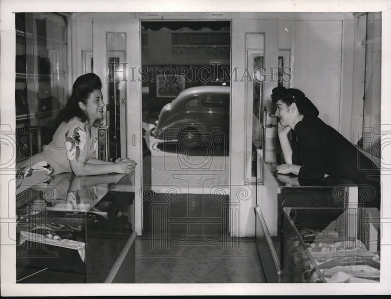 Load image into Gallery viewer, 1943 Press Photo LA Calif salesgirls Clarice Leichtman, Belle Behr slow busines
