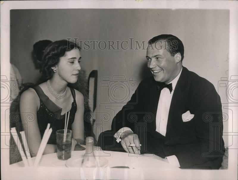 Load image into Gallery viewer, 1937 Press Photo Mary A Munn of Philadelphia &amp; Georges Kahir in Florida

