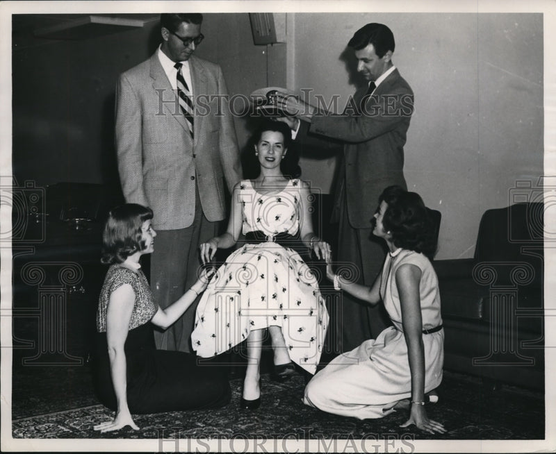 Load image into Gallery viewer, 1952 Press Photo Mrs Jackie Guinta, singer Alan Dean, Bill Randle Miss Field Br
