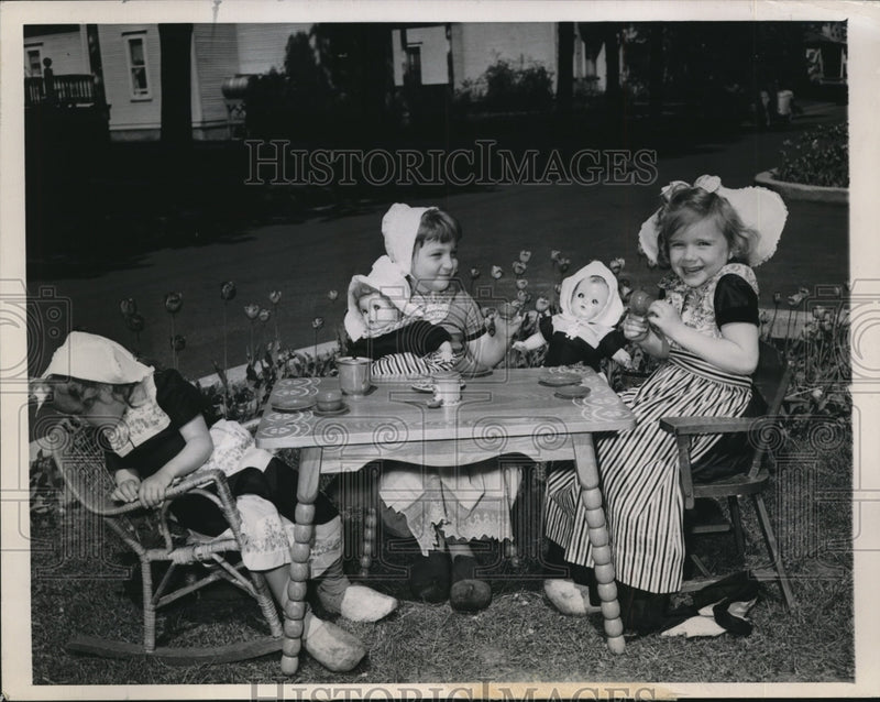 Load image into Gallery viewer, 1948 Press Photo Holland Mich little girls dressed as Dutch at tulip festival

