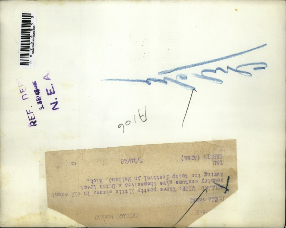 1948 Press Photo Holland Mich little girls dressed as Dutch at tulip festival