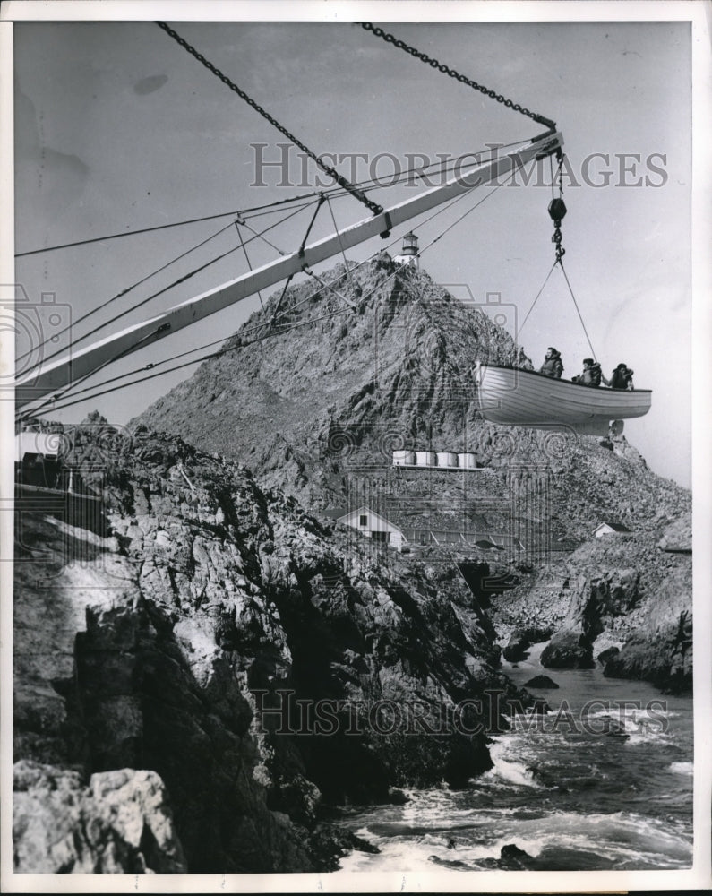 1954 Press Photo Boatload of Coast Guardmen returning from San Francisco