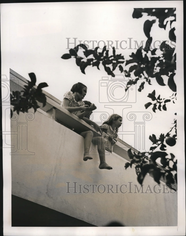 1940 Press Photo L-R Margot Minweger & Hesper Anderson of South Mountain School