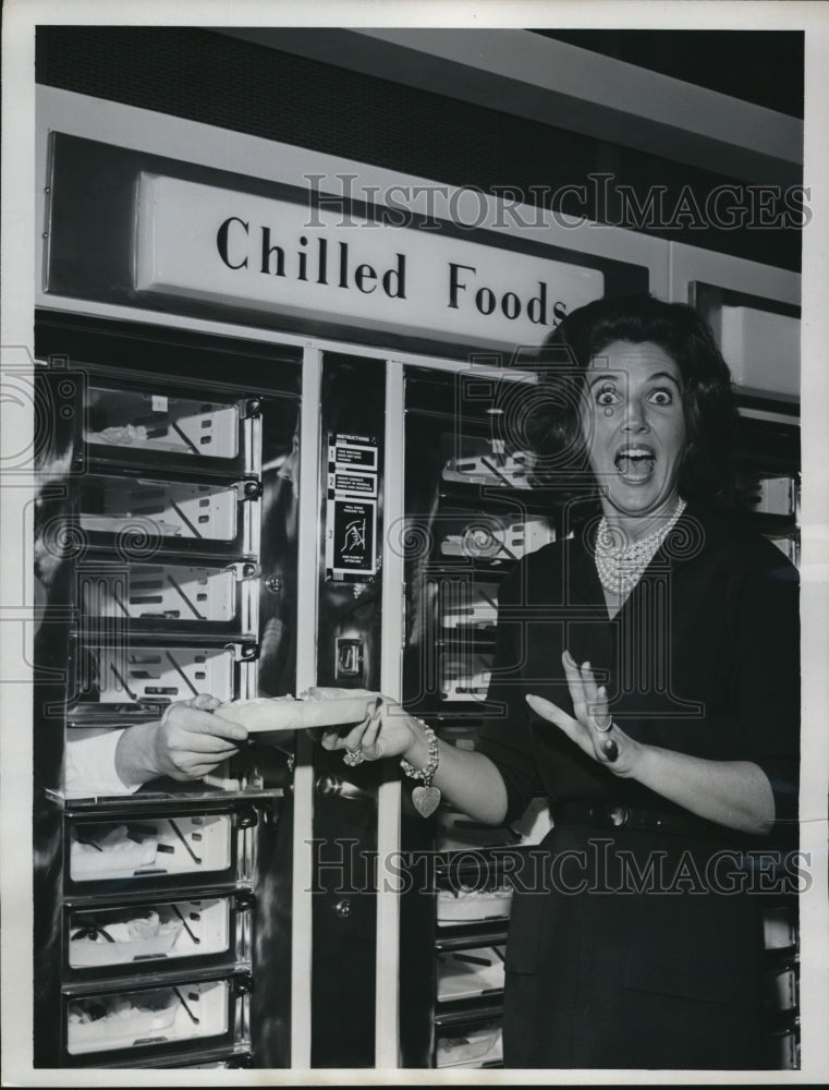 Load image into Gallery viewer, 1962 Press Photo Chicago Mrs Ronald Wolff at Brass Rail Auto Restrauant
