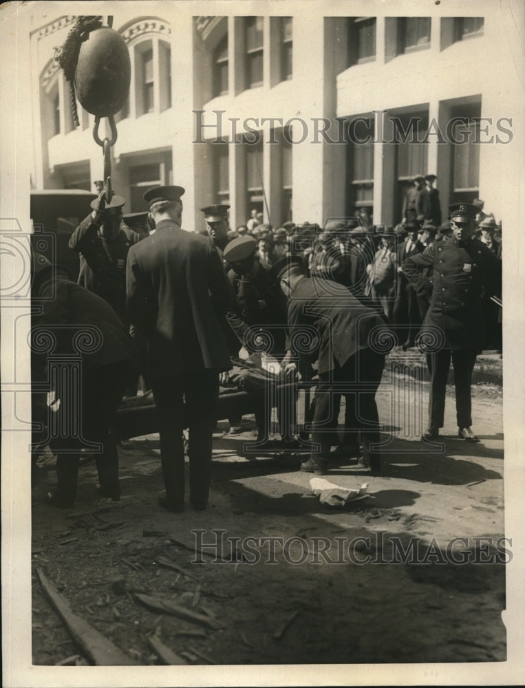 1923 Press Photo New York rock workers crushed 216 W 40th Street to death