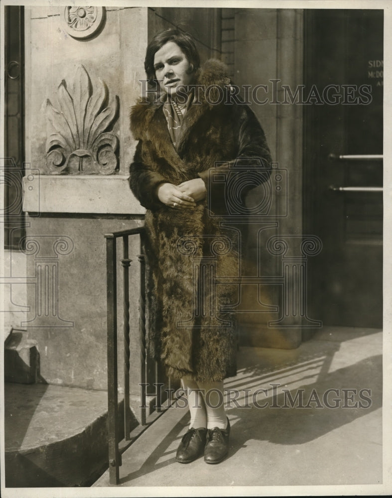 1927 Press Photo Edna McDonald girl chum of Frick waits word of sick friend