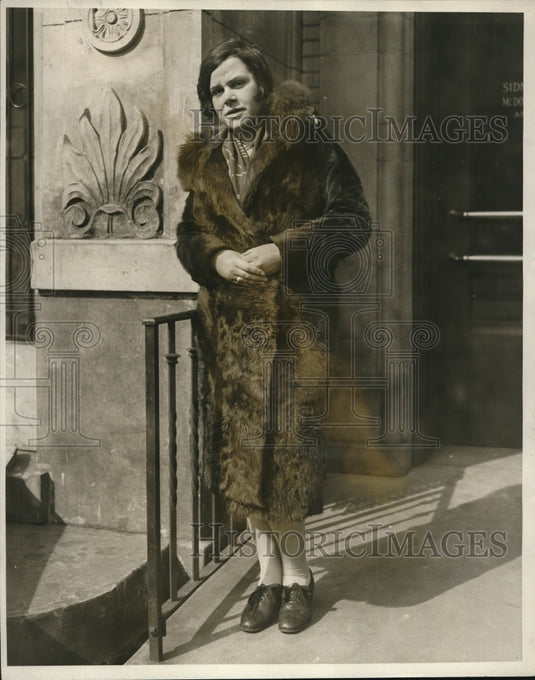 1927 Press Photo Edna McDonald girl chum of Frick waits word of sick friend
