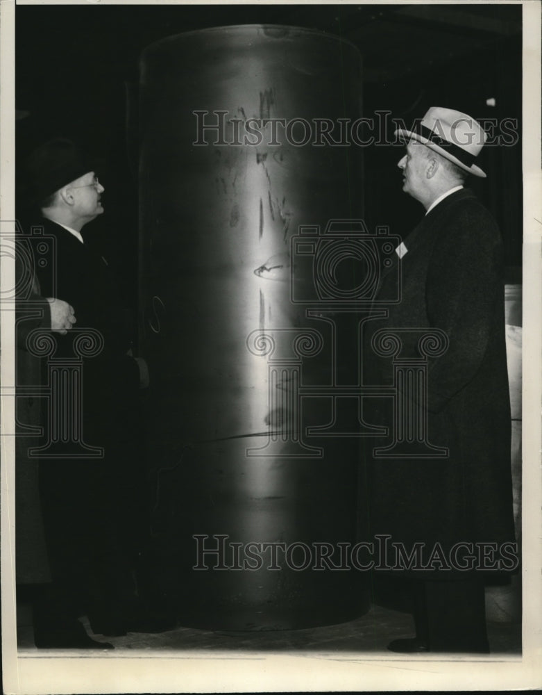 Load image into Gallery viewer, 1938 Press Photo Republic Steel Corporation, Earl Richards &amp; R. Morgan(right)
