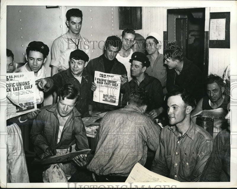 Load image into Gallery viewer, 1937 Press Photo International Marine Liner President Roosevelt crew strike
