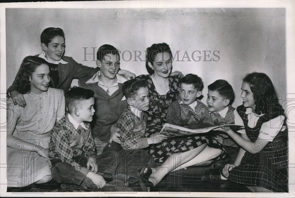 1947 Press Photo Model mother of eight children. Mrs. Anne Healy