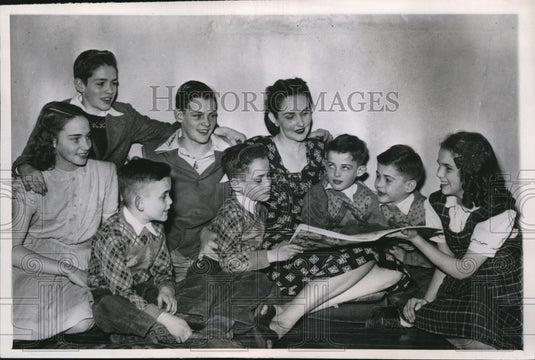 1947 Press Photo Model mother of eight children. Mrs. Anne Healy