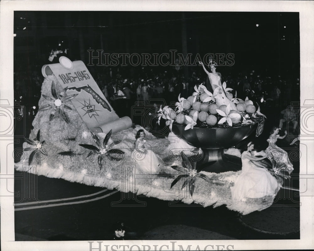 1946 Press Photo Lidby Walker waves from Orange bowl in Florida Float