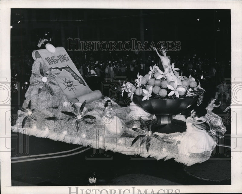Load image into Gallery viewer, 1946 Press Photo Lidby Walker waves from Orange bowl in Florida Float
