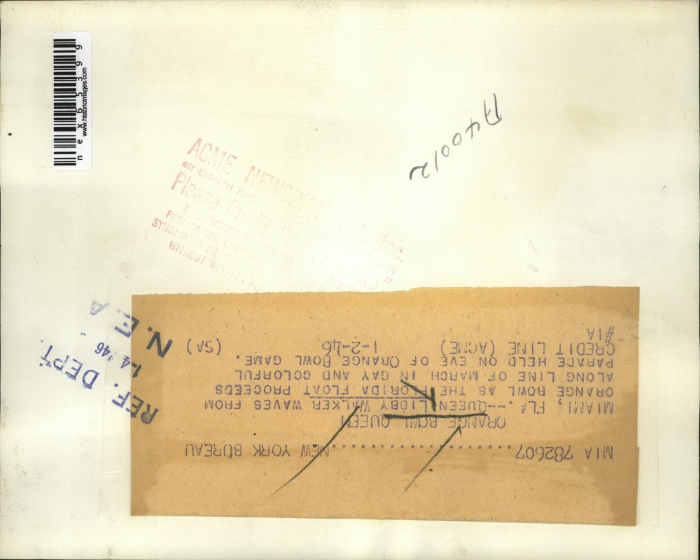 1946 Press Photo Lidby Walker waves from Orange bowl in Florida Float