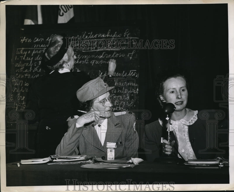 Load image into Gallery viewer, 1947 Press Photo Cleveland Ohio Ellen Aird, Mrs Charles Pierce Red Cross Conv
