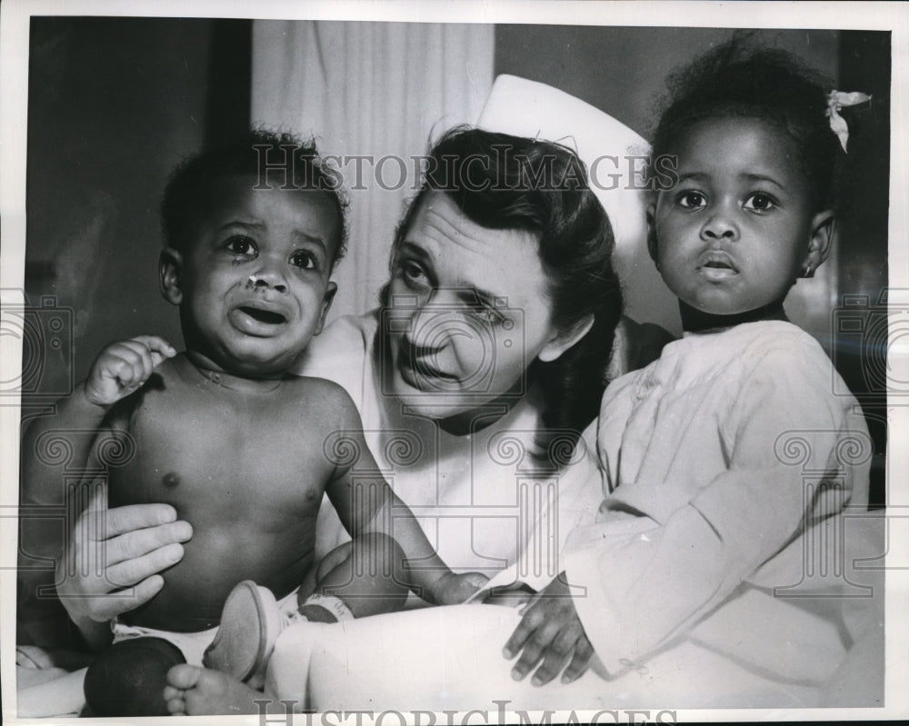 1952 Press Photo Minneapolis MN Nurse P Langland, babies Larrym Tony Andreus