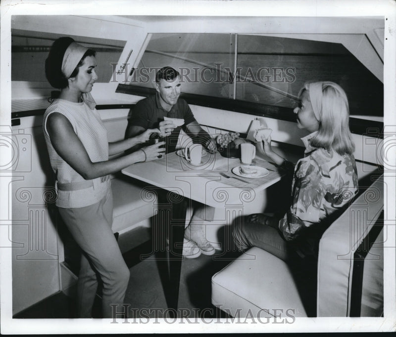Load image into Gallery viewer, Press Photo A group of people in a boats dinette on 25 fott cabin cruiser
