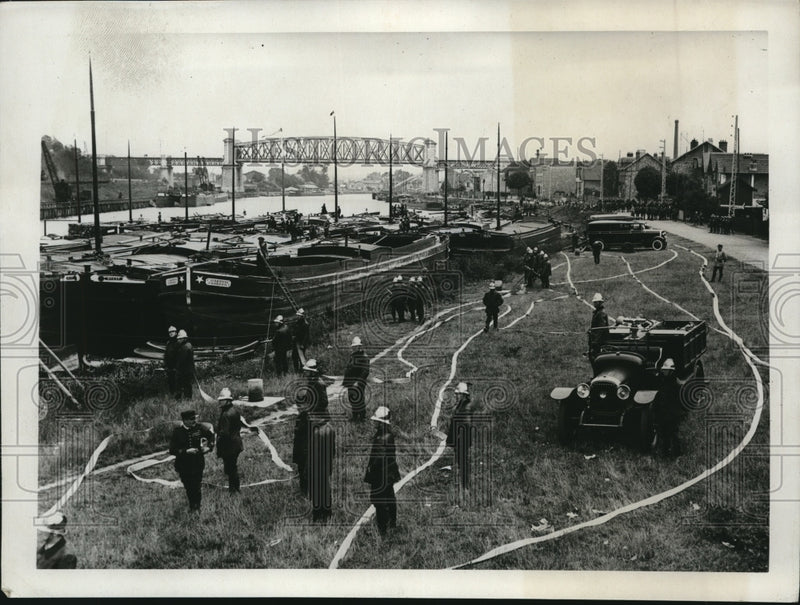 Load image into Gallery viewer, 1933 Press Photo French bargemen on strike &amp; firemen ready for ciolence
