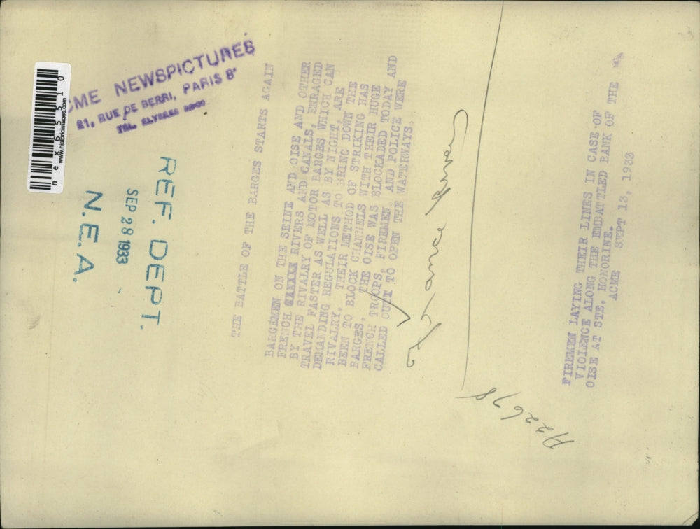 1933 Press Photo French bargemen on strike & firemen ready for ciolence