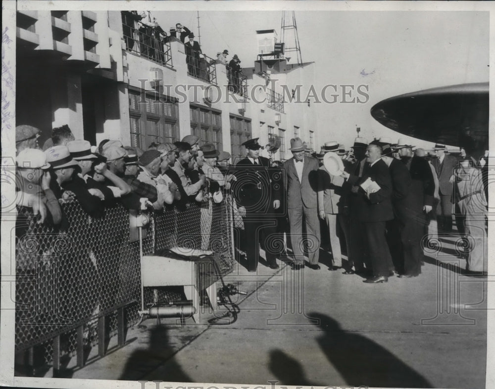 1934 Press Photo Sen Robert Wagner of NY at Swan Island airport Ore