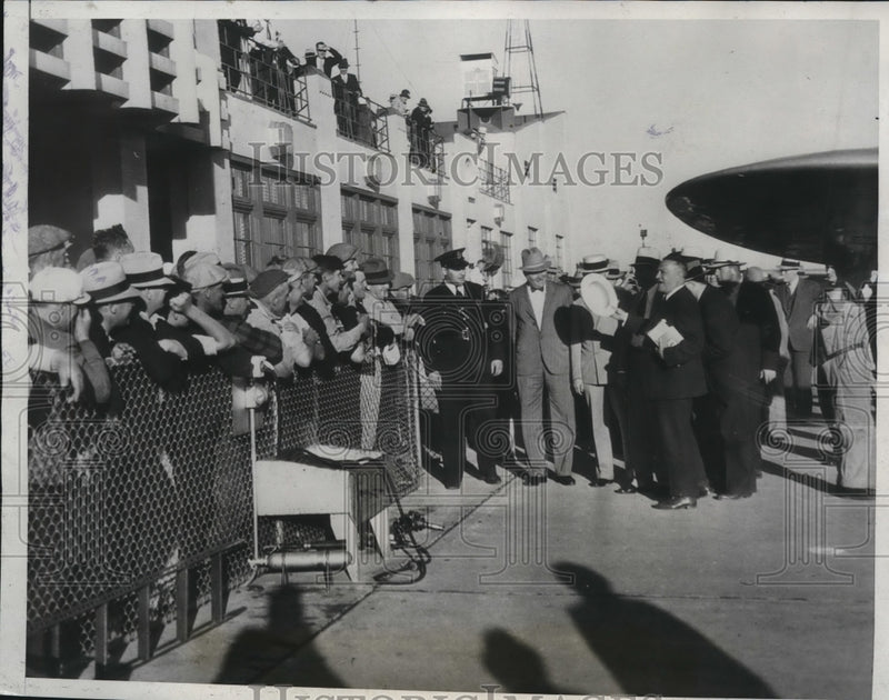 Load image into Gallery viewer, 1934 Press Photo Sen Robert Wagner of NY at Swan Island airport Ore
