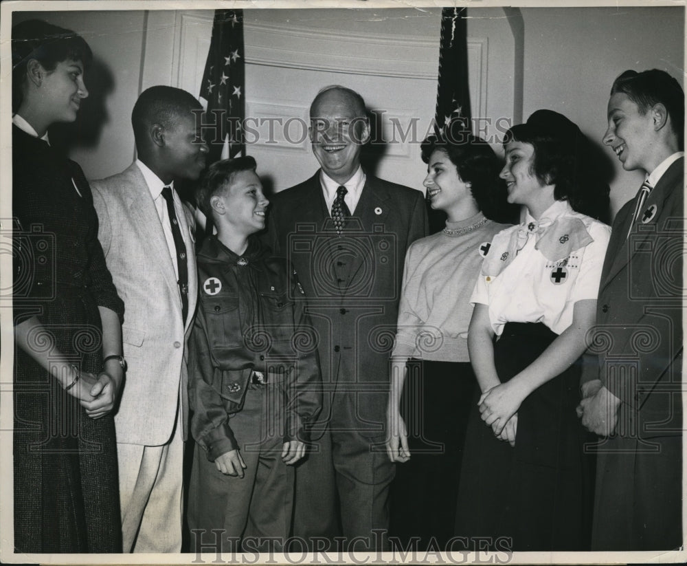 1955 Press Photo President Dwight D. Eisenhower, American Red Cross Members