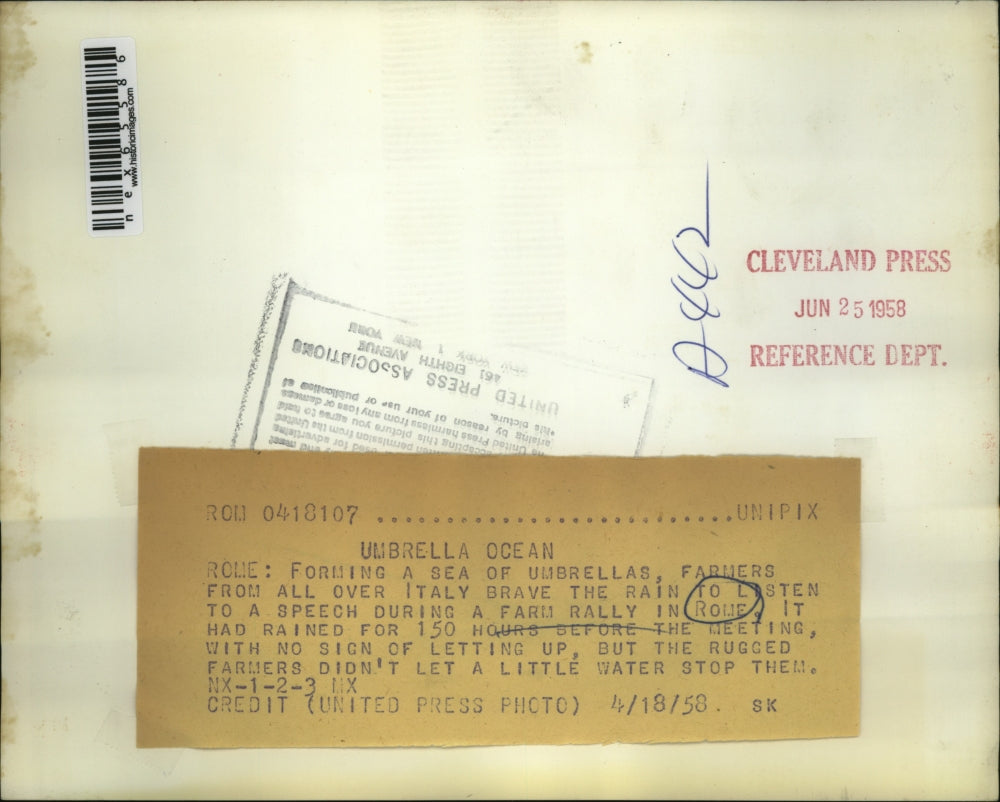 1958 Press Photo Crowds of Umbrellas, Farm Rally Rome Italy