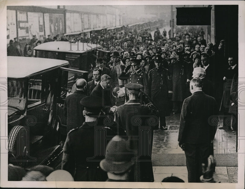 Load image into Gallery viewer, 1936 Press Photo King Edward at British Industries Fair, Olympia London
