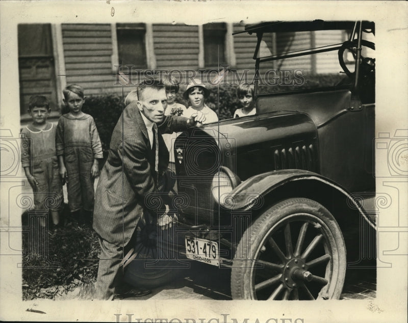 Load image into Gallery viewer, 1925 Press Photo Alexander Varga cranking his cars starter
