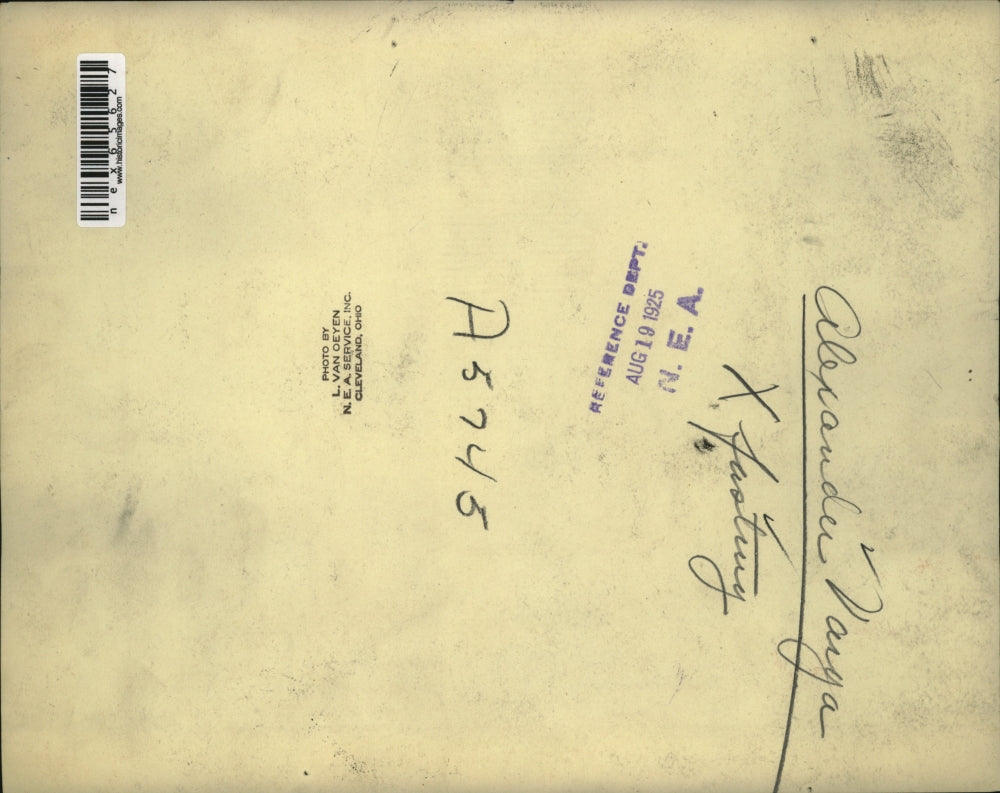 1925 Press Photo Alexander Varga cranking his cars starter