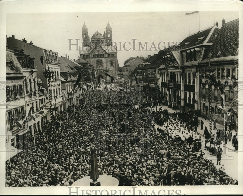 Load image into Gallery viewer, 1930 Press Photo Market Square crowds Speyer Germany Pres Von Hindenberg
