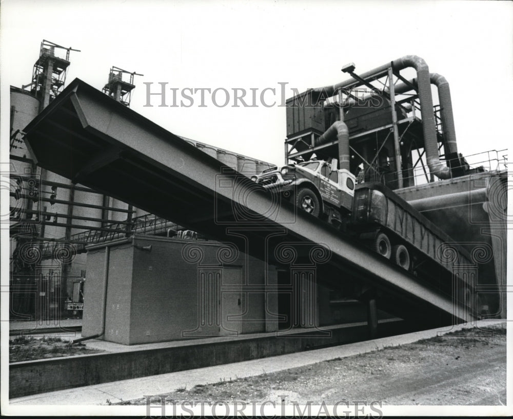 1970 Press Photo Truckload Corn Unloading at Calumet Harbor, Chicago