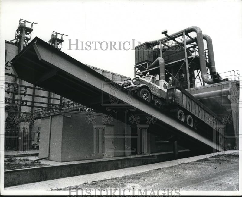 Load image into Gallery viewer, 1970 Press Photo Truckload Corn Unloading at Calumet Harbor, Chicago
