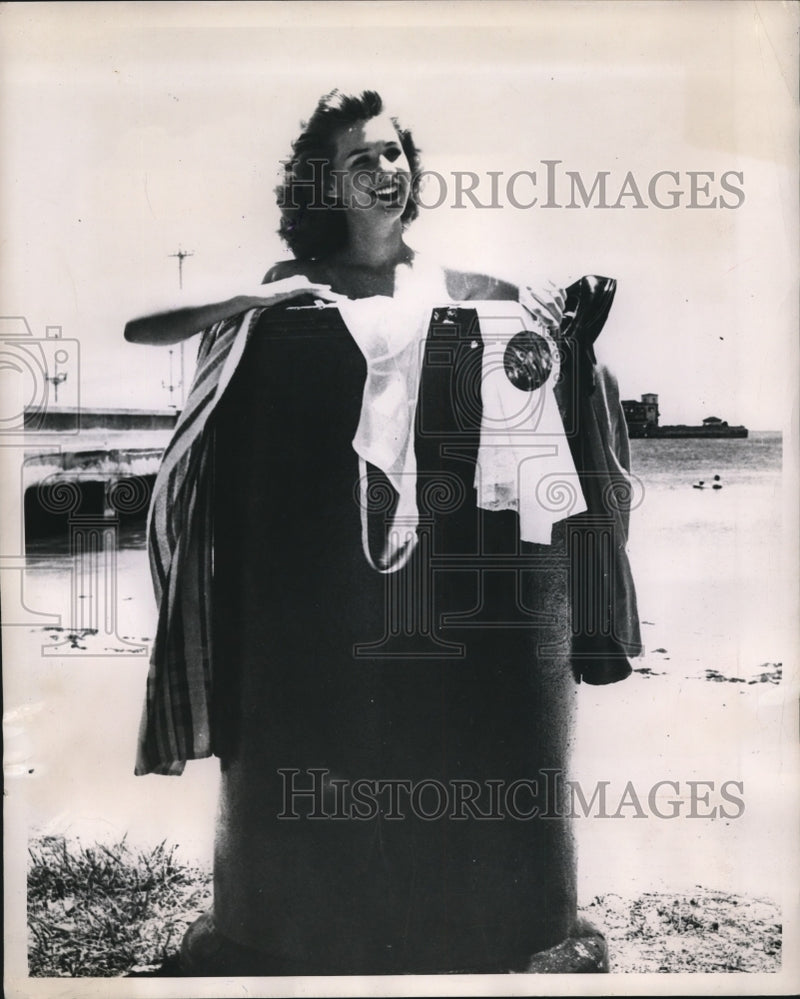 Load image into Gallery viewer, 1948 Press Photo Venesse Berthelot St Petersburg Charm School Model

