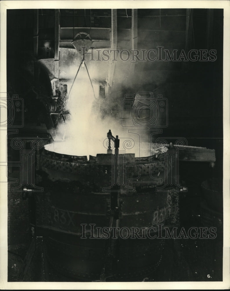 1942 Press Photo Open hearth furnace & molten steel at a foundry