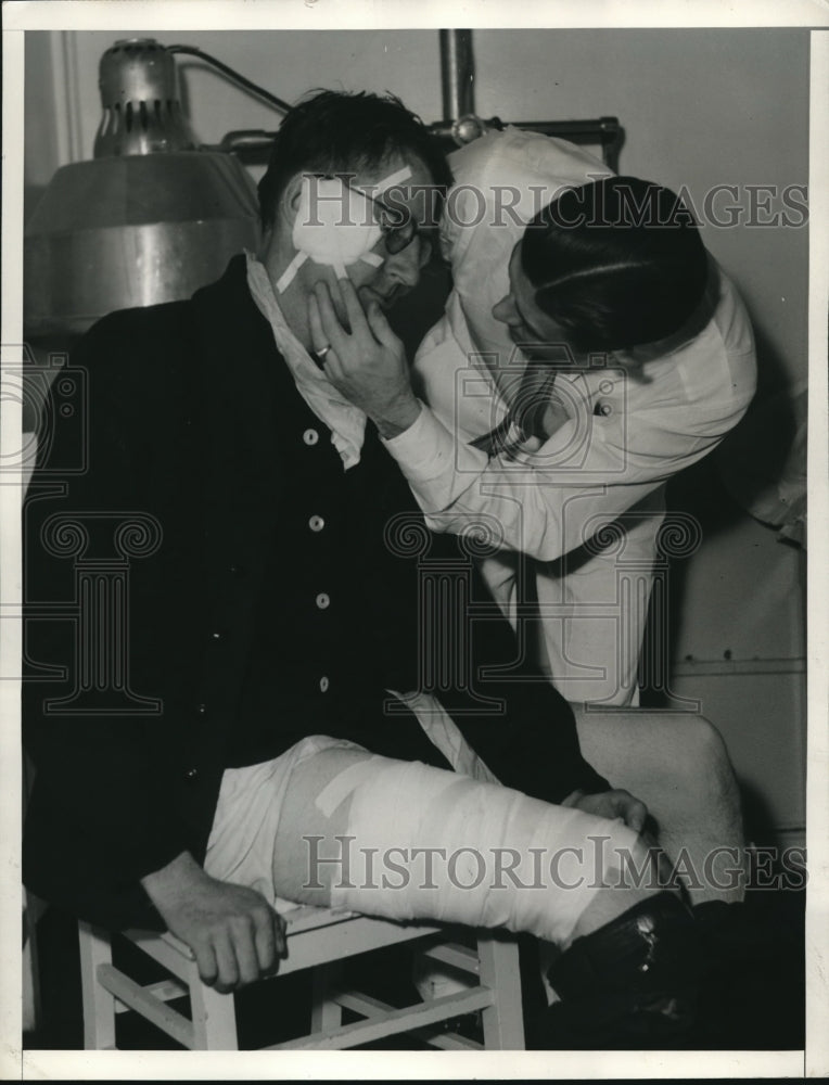 1934 Press Photo E.P. Randolph fireman first aid by Dr A.A.McDermott on studio l