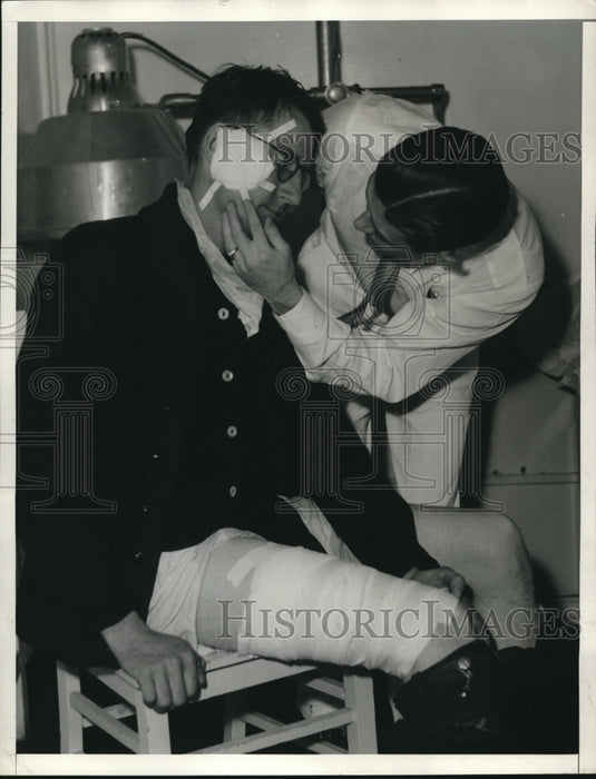 1934 Press Photo E.P. Randolph fireman first aid by Dr A.A.McDermott on studio l