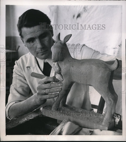 1949 Press Photo Oberammergau Bavaria sculptor Art Schneider at work
